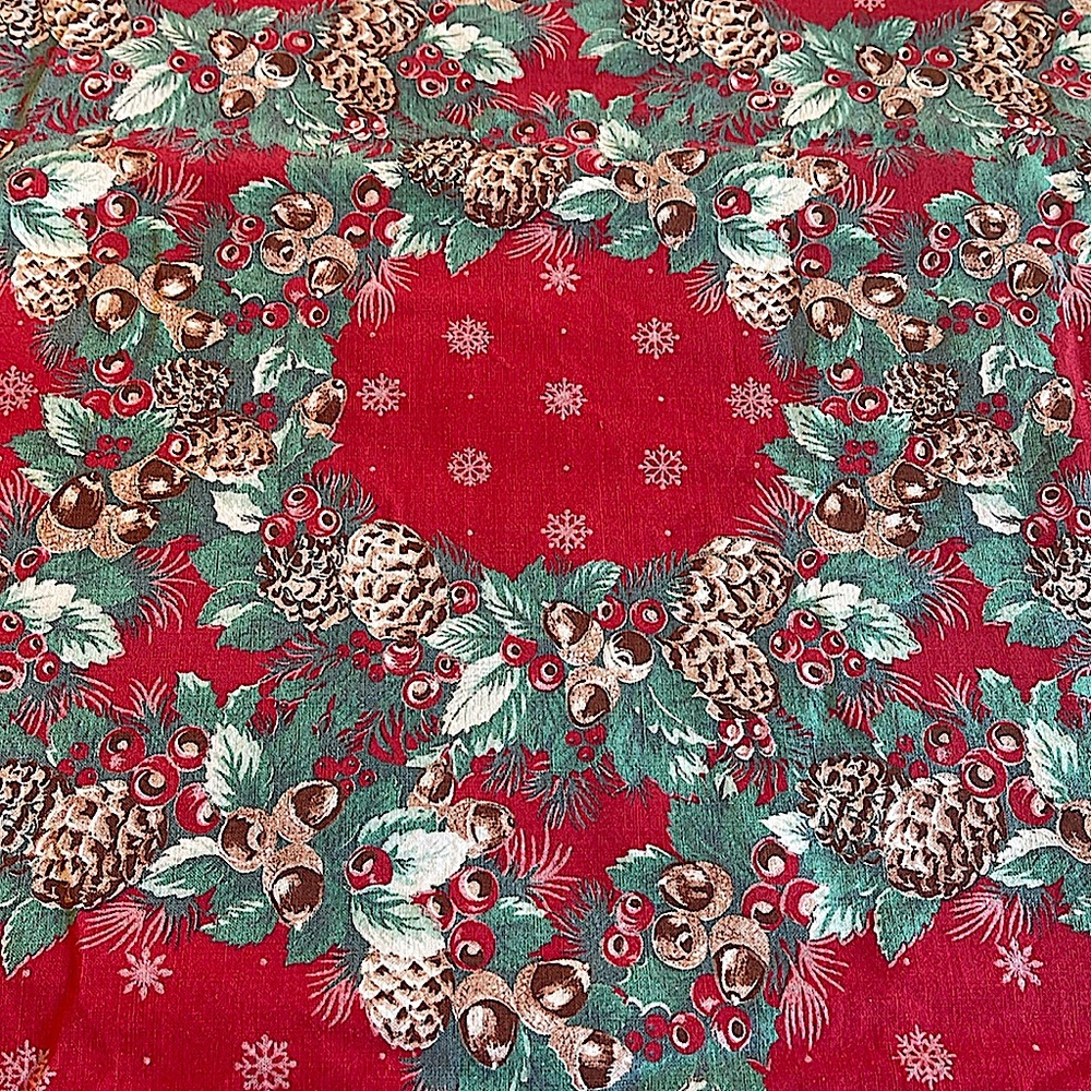 🎁🎁❤️❤️Vintage Christmas Table Cloth/ Rectangle/Wreath, Snow Flake Motif/Cotton